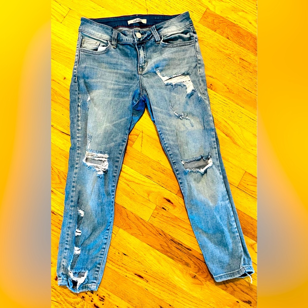 Distressed skinny jeans